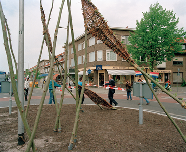 828284 Afbeelding van de voorbereidingen voor de officiële opening van de rotonde Waalstraat-Rijnlaan te Utrecht door ...